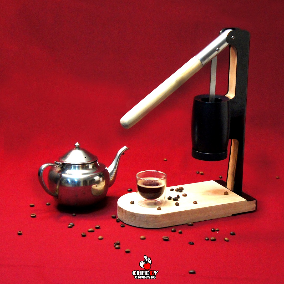 دانه های قهوه به همراه دستگاه اسپرسوساز اهرمی چری